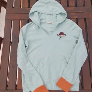 Odd Molly Hoodie - Ljus blå Odd Molly Hoodie. Perfect för sommar och är i jättebra skick. För flera bilder eller frågor, skriv 💞