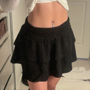 Kjol - Jätte söt kjol med volanger. Köpt från Nelly för 400kr. Den är bara använd en gång då jag har flera liknande. Nyskick och inga skador, pris kan diskuteras vid snabb affär 