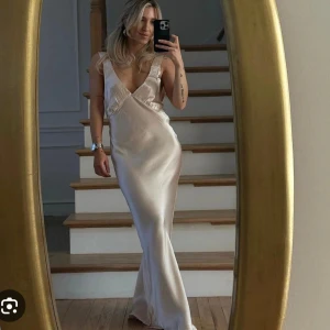 Meshki Nadia dress gold - Säljer denna helt slutsålda meshki Nadia balklänningen i färgen guld och storlek M. Den är helt oanvänd med lappar kvar. Säljer då jag bestämt mig för att ha en annan. Den passar mig som normalt sätt ligger mellan storlek S och M, (jag är172 cm lång)