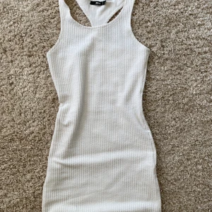 Vit klänning - Fin fit klänning från bikbok i storlek XS💕