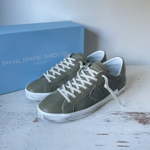 Phillipe Model Skor - Phillipe Model Skor i denna otroligt snygga oliv-färg🍸| Skick: Nyskick, inte använda | Storlek: 44 | Box ingår | Pris: 1999, inte prutbart! | Hör av dig vid frågor eller för fler bilder⭐️