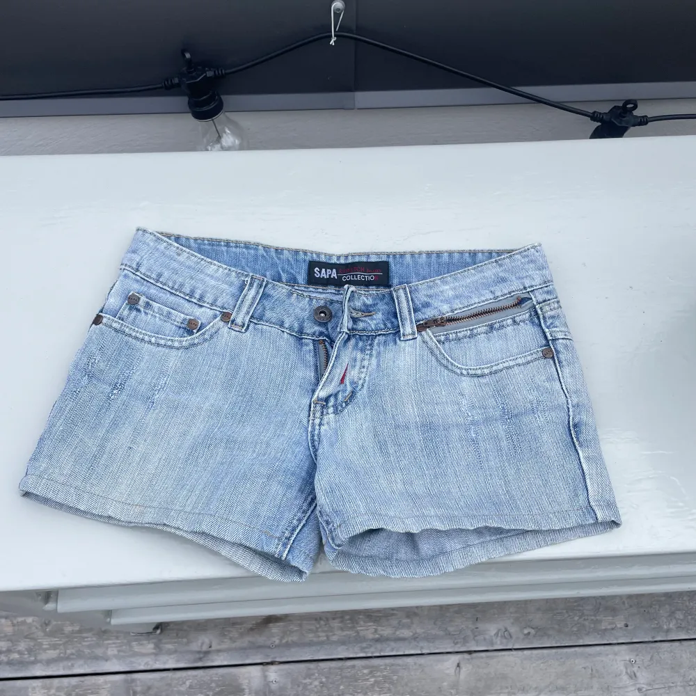 Vintage, jeansshorts med låg midja i en jättesnygg tvätt!! Unika o fina detaljer! Köpta på Vinted men tyvärr för små för mig som oftast har S i byxor💞💞. Shorts.
