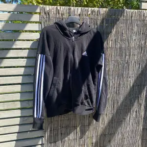 Säljer denba kortare adidas hoodie använd Max en två gånger 
