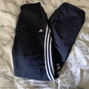 Adidasbyxor - Äldre byxor från Adidas i en mörkblå färg men som uppfattas mer åt det svarta hållet. Använda men i väldigt fint skick! Säljer för 120kr 🩷