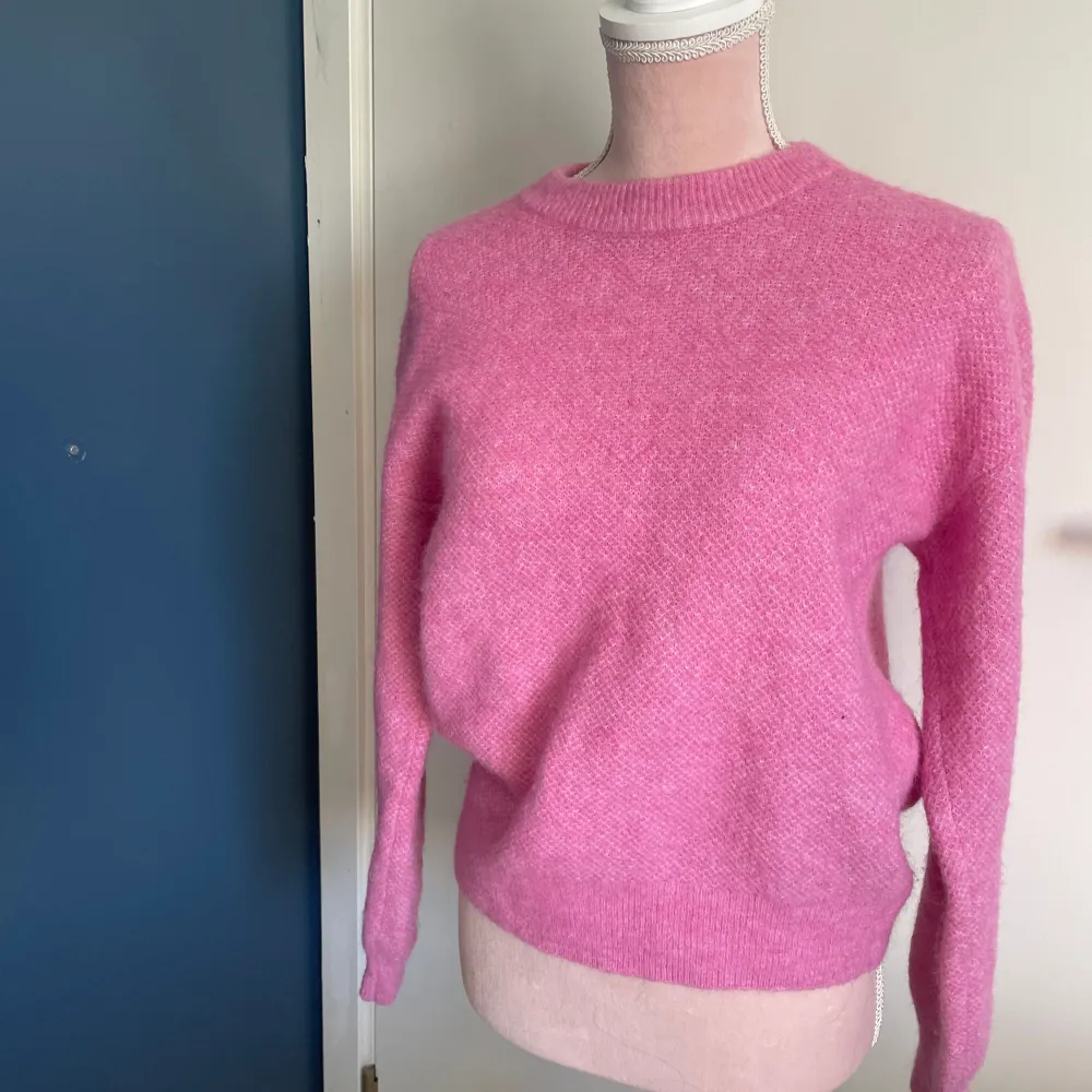 En fin stickad tröja från Lindex. Fin rosa färg nu till våren💕🌸☀️. Stickat.