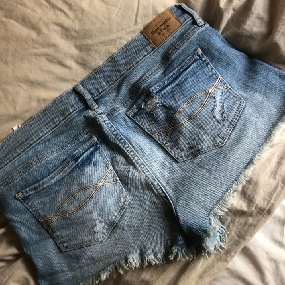 Säljer dessa skit snygga låg midjade jeansshortsen från Abercrombie & Fitch 💕Dom är i storlek W30 och i jätte bra skick inga defekter💕. Shorts.