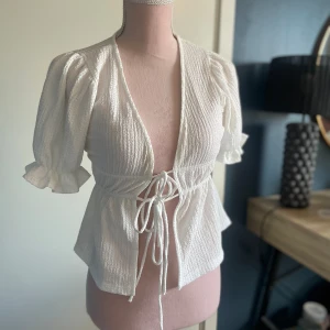 Blus/t-shirt  - Fin t-shirt med knytningar. Väldigt bra skick💕