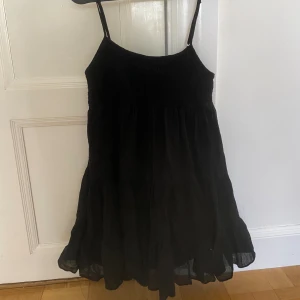 Svart zara klänning - Säljer denna jättegulliga klänning från Zara då den tyvärr inte alls har kommit till användning och alltså är helt oanvänd. Klänningen är i storlek S!!💞