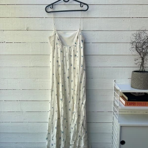 Sommarklänning - Sommarklänning i maxilängd, använt men fint skick!