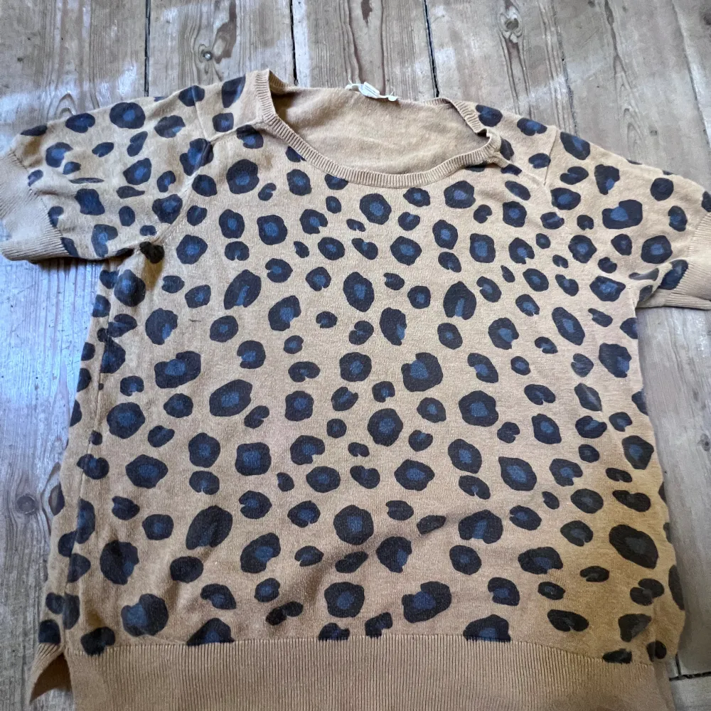 Jätte jättefin Leopard tröja Leopard är inne nu hahha, tyvärr är denna lite stor för mig😭 jätte fin och får mycket komplimanger 💕💕💕pris kan diskuteras!!! . Toppar.