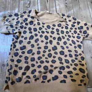  Jätte jättefin Leopard tröja Leopard är inne nu hahha, tyvärr är denna lite stor för mig😭 jätte fin och får mycket komplimanger 💕💕💕pris kan diskuteras!!! 