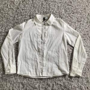 Säljer denna vita skjorta då den aldrig kommer till användning. Aldrig använd, som ny.