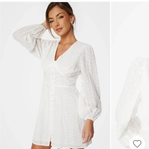 Vit studentklänning  - Säljer denna fina vita klänning från bubbelroom, då jag hittat en annan till studenten. Helt oanvänd och perfekt nu till studenten och sommaren🎓 Nypris 800kr