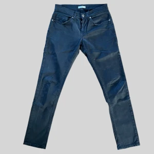 Dondup byxor  - Säljer dessa riktigt feta byxor i från lyx märket dondup perfekt för dig som söker ett par goa slim fitt byxor! Vid frågor och funderingar skriv gärna!  En knapp är av där av priset 