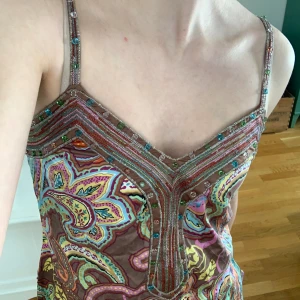 Färgglad sommarklänning  - Säljer denna jättefina sommarklänning med pärlor, glitter och massor med andra coola detaljer. Skriv vid frågor!!