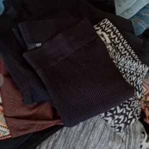 Byxpaket med 23 par - 23 par byxor. Måttligt använda, några inte alls. Blandat med snakejeans, jeans, kostymbyxa vida ben, ankel, mjukisar, thights mm. Str. 38/40. Köpare står för frakten Pris per byxa ca 31 kr.