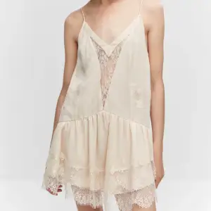 Söker denna Mango klänning. Heter ”Lace Camisole dress”. 57043811-KATE-LM. Hör gärna av dig om du vill sälja!
