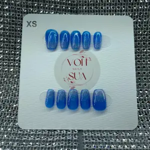 XS: 14 mm, 11 mm, 11,5 mm, 10 mm, 8 mm , blåa sirap gel med silvrig cateye effekt! Super häftiga på! Populära fade! Vid frågor kontakta mig annars ”köp nu”, skickas inom 24h ✨