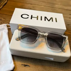 Säljer grabbens CHIMI 04 Grey i nyskick, inga skador eller repor. Ingår kartong, distrahera och trasa. Självklart äkta!
