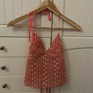 Supersöt blommig sommartopp - Säljer denna topp jag köpte i somras från cider. Helt i nyskick, tror jag använt den ca 3 gånger sedan inköp. Älskar den men den passar inte riktigt min stil längre tyvärr. Storlek S men har knytning så man kan justera lite, skulle säga XS-M.