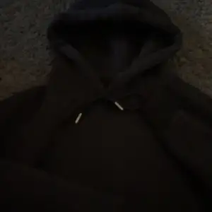 svart hoodie från hm🩷 xs men passar nog upp till m🤍 köparen står för frakten, tryck inte köp nu