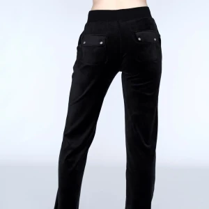 Juicy coutore byxor - Säljer mina juicy byxor i storlek s , dem är i fint skick men fattas tyvär snörningen på dem, köptes för 1 år sen typ för ny pris 1200 säljer mina för 700💓