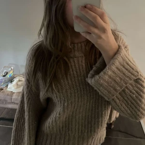  Stickad beige tröja -  Är likadan som den gråa på min hemsida fast i beige, köpte den från Gina Tricot och har använts två gånger så den har inga skador. Jätte jättemysig och lätt och styla 💕