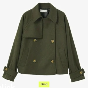 Gröna kort kappa Mango - Helt slutsåld kort kappa från Mango i en underbar olivgrön färg (syns tydligast på sista bilden). Obs, hål i vänster ficka men går lätt att fixa. Säljer då den är för liten.