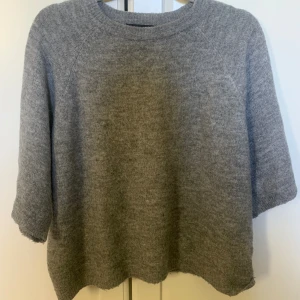 Grå stickad tröja med trekvartsarmar - Använd få gånger, som ny!💘