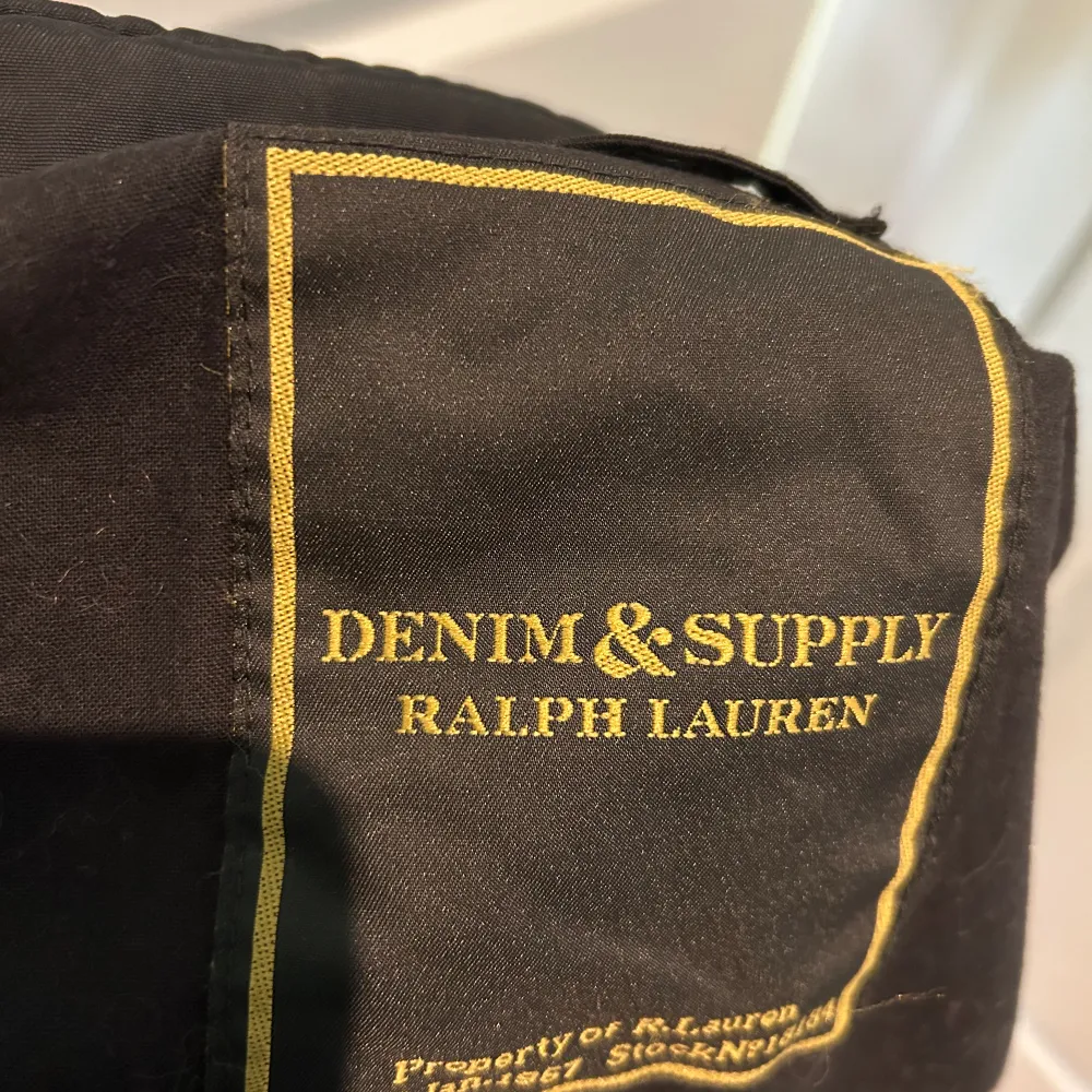 Aldrig använd så snygg Ralph Lauren vaxad jacka. Bara att inse den inte kommer passa en kurvig kropp. Storlek M. Mörkblå med amerikanska flaggan på ena ärmen. . Jackor.