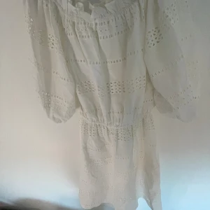 Fin somrig klänning  - Säljer denna jättefina vita klänningen som är från twist and tango och är använd ett fåtal gånger. Jättebra skick och superfin. Hör av dig vid frågor eller intresse! 