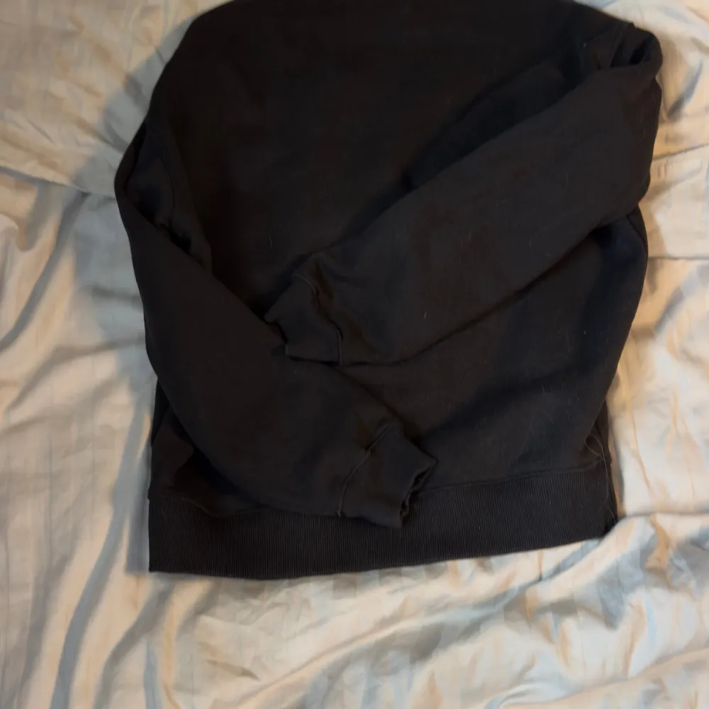 Tja  Säljer nu min arigato tröja för jag har tröttnat på den den är i storlek s och är overzised ä. Skicket är väldigt bra . Tröjor & Koftor.