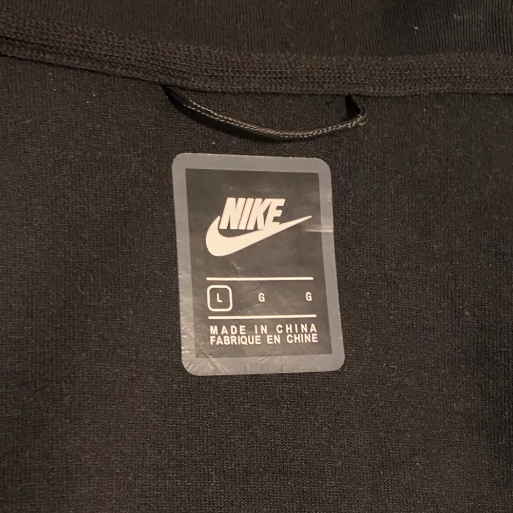 Säljer nu den här iprincip helt nya svarta Nike tech fleece, endast använd någon enstaka gång. Topp skick 9/10. Priset är inte hugget i sten! Kontakta om du har frågor!. Hoodies.