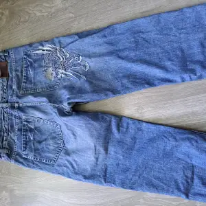 Häftiga baggy jeans med brodering på baksidan Säljer då dom va lite för små för mig