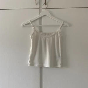 Vitt linne med spets - Supergulligt vitt linne med spets, använd ett fåtal gånger men inga defekter, i storleken XS/S💕