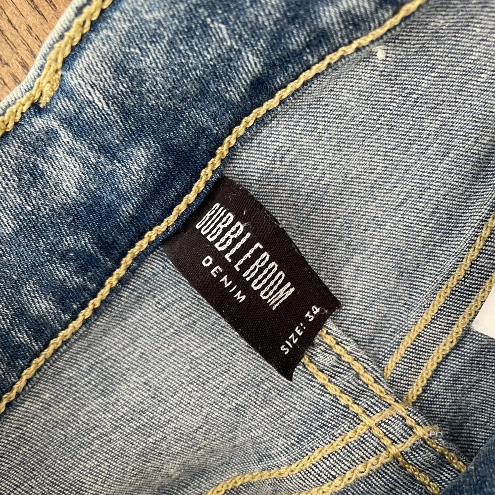 Nya jeans från bubbleroom, säljs pga att dom är för små. Jag är 170cm. Strl 34. Nypris: 399kr. Jeans & Byxor.