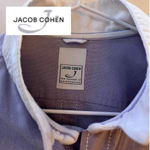 🟦 Säljer denna extremt feta skjorta från Jacob Cohen i storlek 16/41 som passar M. Priset är inte hugget i sten. Hör gärna av er för mått, fler bilder eller vid frågor! 🟦