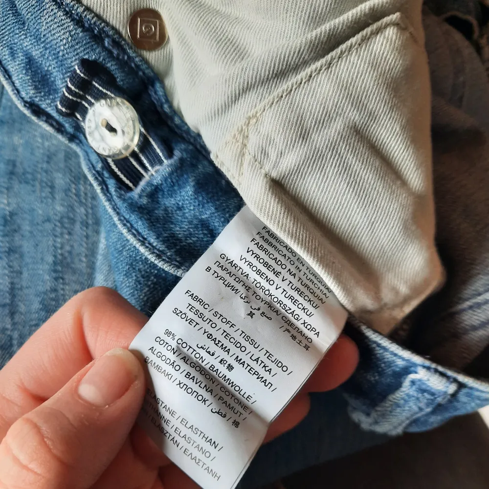 Lågmidjade bootcut jeans från Gant i storlek 26/30 som tyvär var för små för mig, de är knappt använda och i väldigt bra skick. Priset går att diskutera 🩷🤗. Jeans & Byxor.