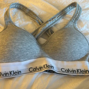 Calvin klein topp - Mycket bra skick på två calvin klein bhar/ toppar. Knappt använda. Vita är i S och den gråa är i xs 250 kr st eller 350 för båda❤️Nypris 499 st.