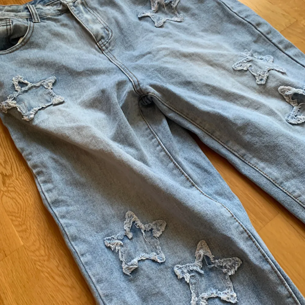 Offbrand jeans med stitchade stjärnor på. As go passform och väldigt bekväma. Passar folk 170-180 Kom Dm för fler frågor och prisförslag.. Jeans & Byxor.