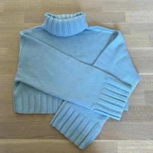 Stickad ljus blå tröja - Lång hals,Storlek:XS,ljus blå,stickad,bra skick.