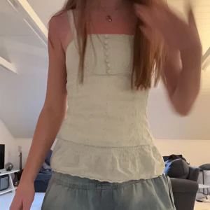 Linne - Säljer mitt jättesöta ljusgröna linne 💖I perfekt skick och jättefint nu till sommaren 😇Säljer endast då det är lite litet på mig 😔🤞Färgen syns bäst på sista bilden 🫶