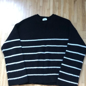 Randig svart stickad tröja från Kappahl - Tröjan är använd ett fåtal gånger och har börjat bli knopprig men det är inte mycket. Bra för kallt väder. Passar lite "oversized" på mig som är strl Xs - s. Pris kan diskuteras😊