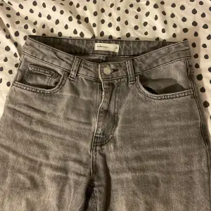 Jag säljer dessa grå jeans från Gina. De är highwaist men det ser nästan ut som low Waist.  Det är lite slitna där nere men det syns knappast. Nypris=500💕💕