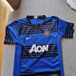 Manchester United Borta Kit 2011-12 - Rooney Nr 10, Använt några gånger passar ej längre.