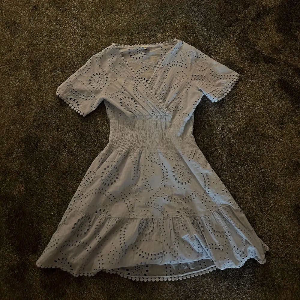 Superfin klänning i storlek xs/s som tyvärr inte kommer till användning längre. Väldigt bra skick. 🩵 finns inte längre att köpa denna, köpte för 700. Klänningar.