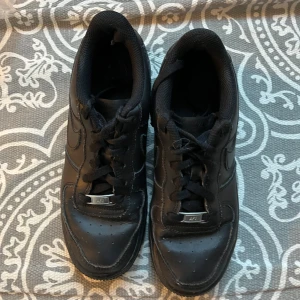 Svarta air forces - Använda och har skador vid ”hälen”. PRIS KAN DISKUTERAS!!!