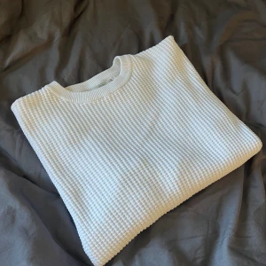 Tröja  - Väldigt liten i storleken så skulle säga att den passar mer small än medium. 