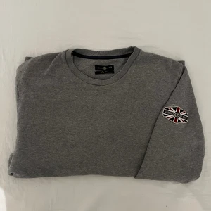 Henri lloyd sweatshirt - Tja, vi säljer en extremt sällsynt sweatshirt från märket Henri Lloyd, tyvärr är det en deffekt över märket på höra armen men går enkelt att sy igen ( 8/10 skick utifrån deffekten