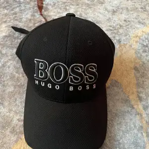 Säljer en svart Hugo Boss keps då jag nästan aldrig använder den.